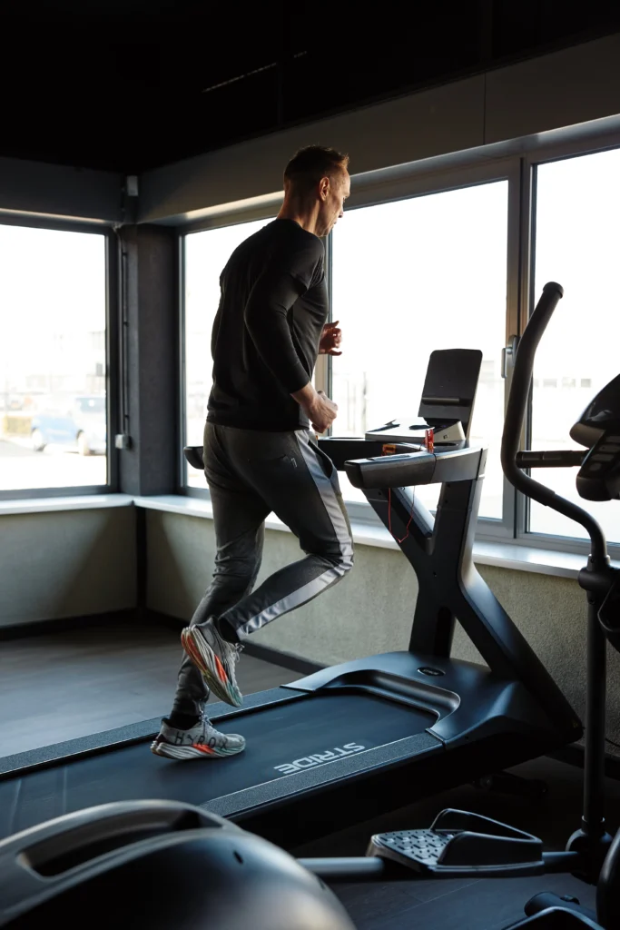 Michael loopt hard op een loopband in de nieuwe Vrije Fitness ruimte van Building You in Etten-Leur