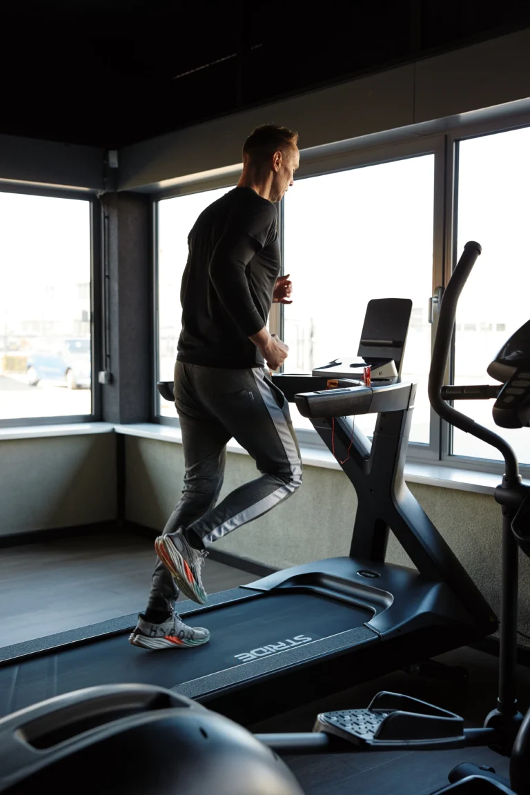 Michael loopt hard op een loopband in de nieuwe Vrije Fitness ruimte van Building You in Etten-Leur