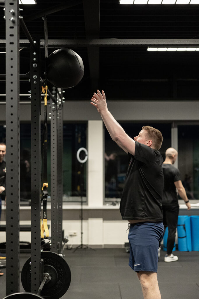 Man traint bij het rack met een stang in de trainingszaal bij Building You in Etten-Leur