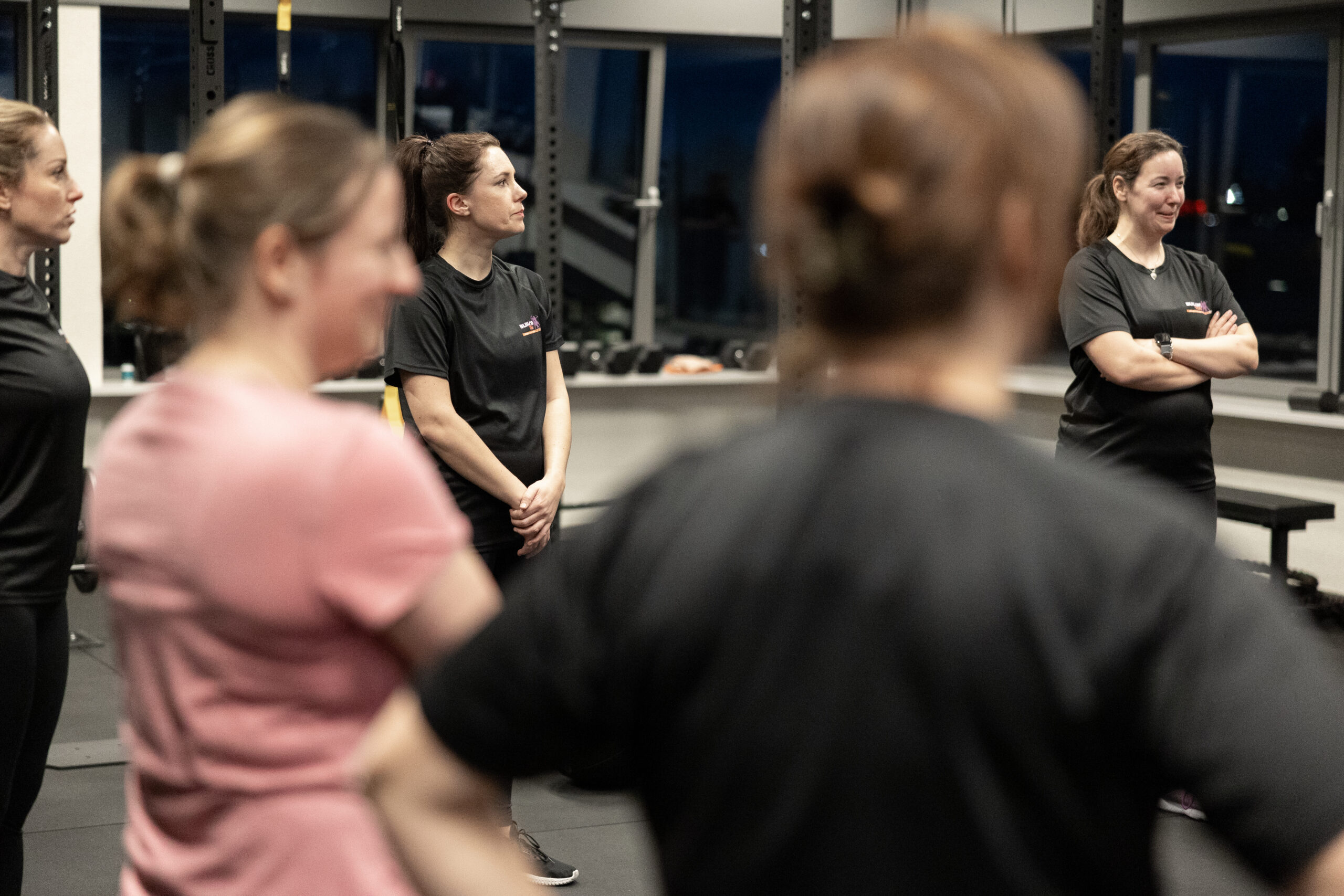 Deelnemers luisteren naar de coach voor de start van de groepstraining bij Building You in Etten-Leur