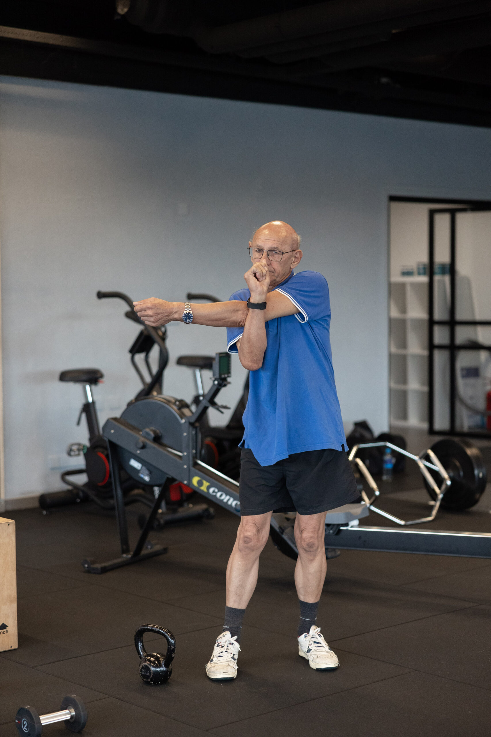Oudere man doet een rek- en balansoefening in de trainingszaal bij Building You in Etten-Leur